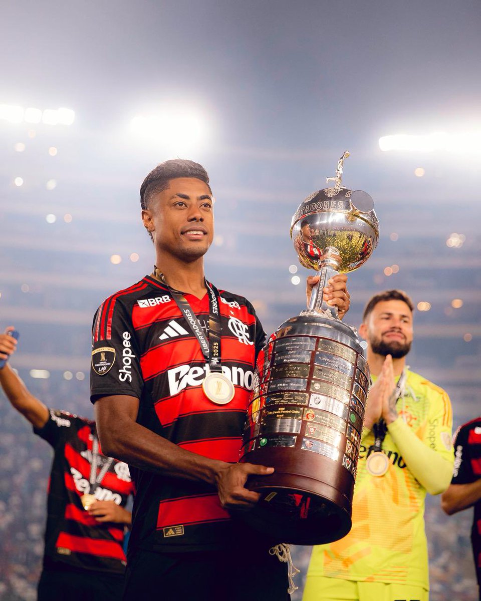 Flamengo's tweet photo. A GLÓRIA ETERNA! 🏆🏆🏆🏆

#PrimeiroTetra https://t.co/PYNs6AFSN5