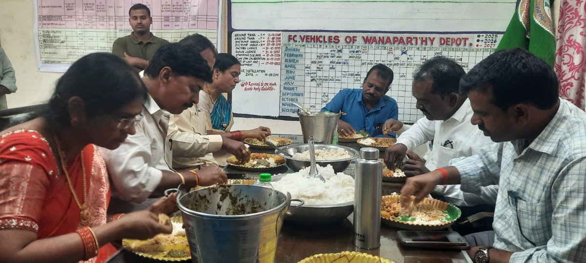 dm_wnp_tsrtc's tweet image. Good evening sir, organised retirement function of Sri T Devender E 252076 Suptd(M) &amp;amp; Sri Suresh E 150264 driver and felicitated with shawl and Gift and also had lunch along with them at WNPT depot pl