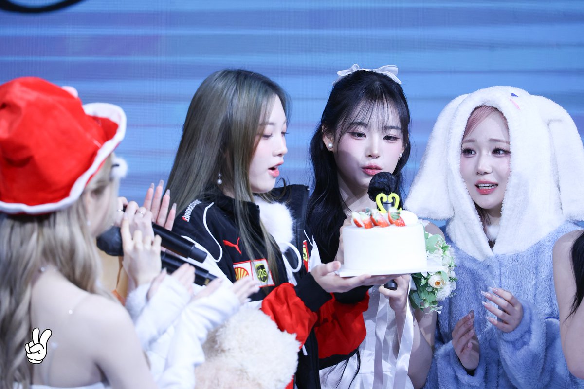 triplesbburing's tweet image. 20251130 애플뮤직 팬싸인회
마무리는 크림 코에 묻히기😆
#트리플에스 #tripleS
#설린 #Sullin
#HBD