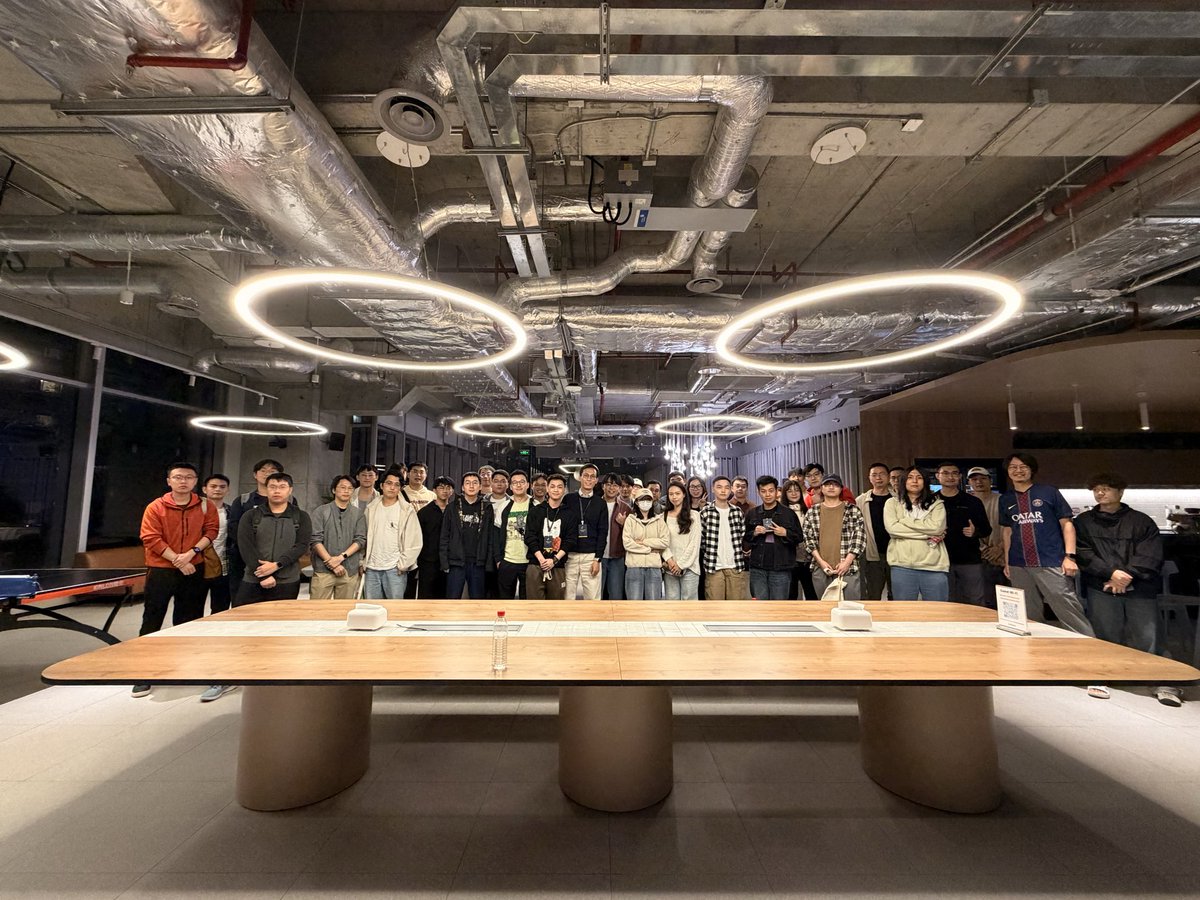 tokyo10086's tweet image. 代码之外线下活动，真不错啊。三个嘉宾是三种完全不同的风格。
大部分来的听众都是程序员，大家互相交流、分享自己的问题和困惑，包括AI使用、职业规划、健身、远程工作、独立开发等等。
也许人类最终还是群居动物，线下真实的见面碰撞出的东西比线上多很多。很喜欢这样的时刻…