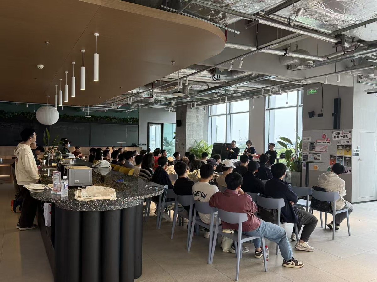 tokyo10086's tweet image. 代码之外线下活动，真不错啊。三个嘉宾是三种完全不同的风格。
大部分来的听众都是程序员，大家互相交流、分享自己的问题和困惑，包括AI使用、职业规划、健身、远程工作、独立开发等等。
也许人类最终还是群居动物，线下真实的见面碰撞出的东西比线上多很多。很喜欢这样的时刻…