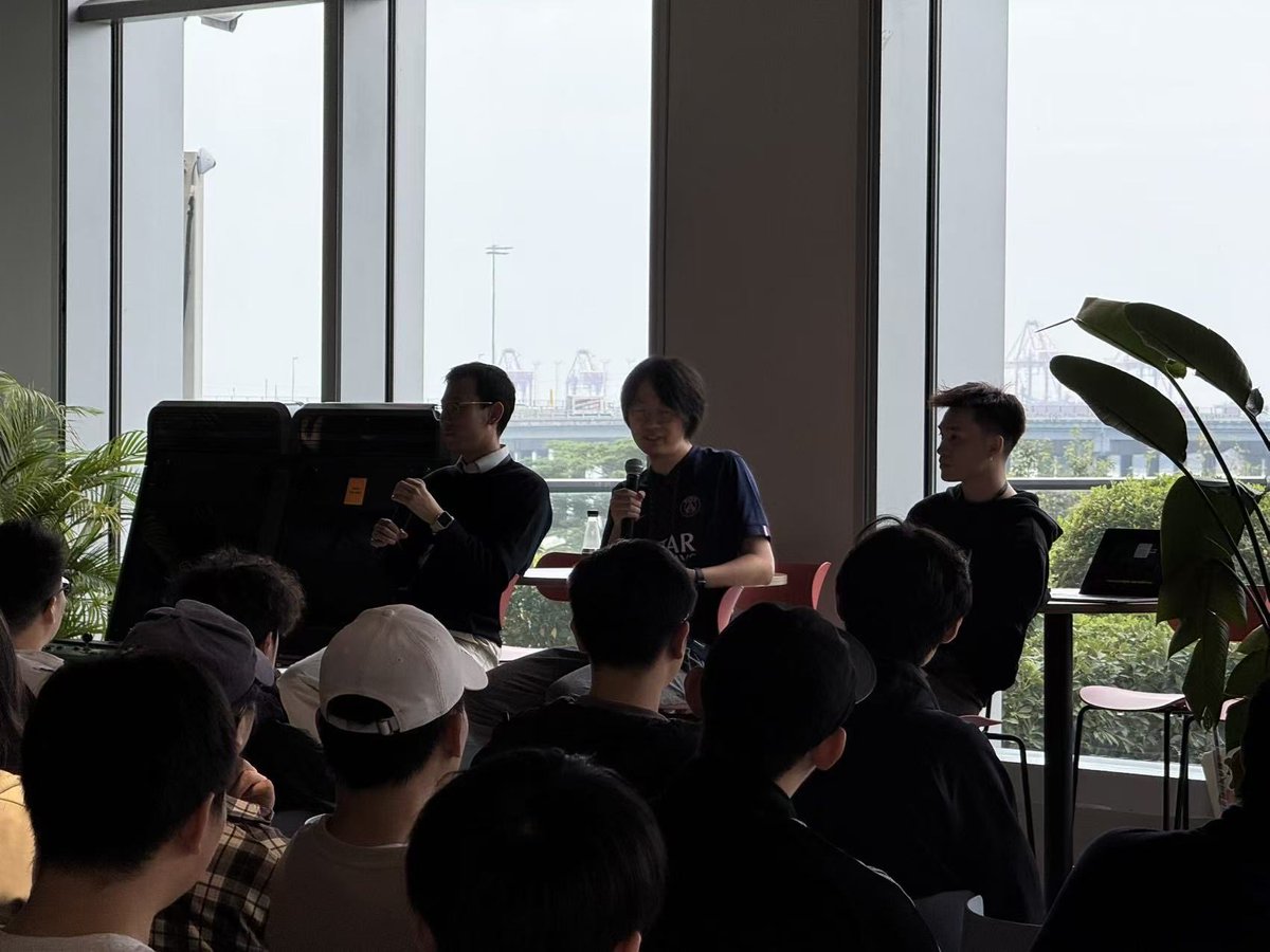 tokyo10086's tweet image. 代码之外线下活动，真不错啊。三个嘉宾是三种完全不同的风格。
大部分来的听众都是程序员，大家互相交流、分享自己的问题和困惑，包括AI使用、职业规划、健身、远程工作、独立开发等等。
也许人类最终还是群居动物，线下真实的见面碰撞出的东西比线上多很多。很喜欢这样的时刻…