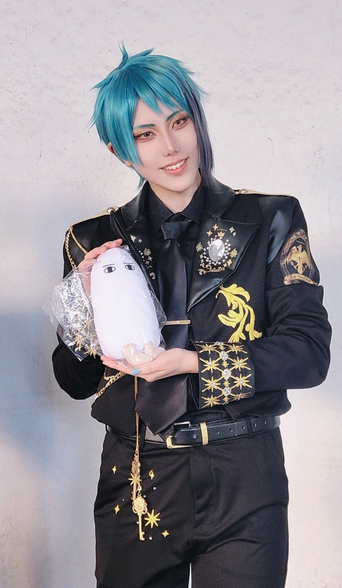 gumosa1567's tweet image. Cosplay ⚠️原作に無いもの持ってます

あすやまから頂いた誕プレを自慢してた時の写真爆盛れでおもろい🤣