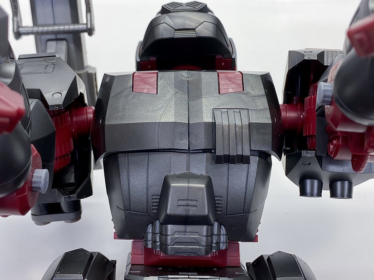 反面デザインに関しては、オリジナル版と比較してみると
・おでこと目が平べったくのっぺりして見える
・ボディが小さく細マッチョ寄りな体型
・オリジナル版では曲線的なデザインが、（可動の都合とは言え）エッジを効かせた形になっている
この辺りは好みが分かれそうだなとも感じた

#ゾイド