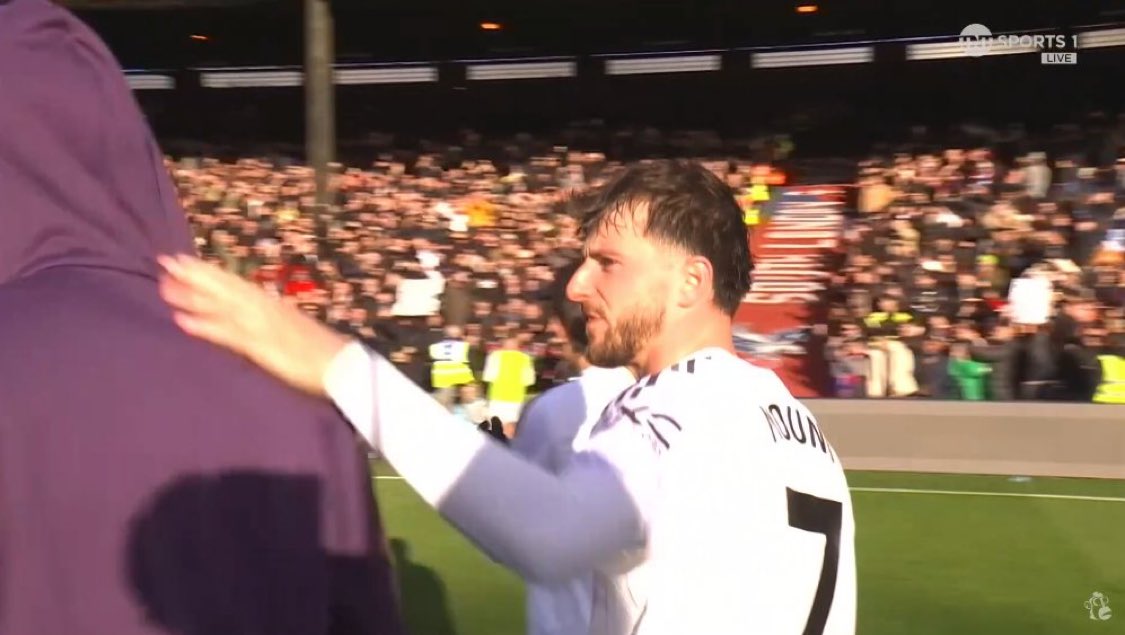 Utdtruthful's tweet image. ❤️🫂 Mason Mount boosted Leny Yoro&apos;s morale at the end of the match. #MUFC [@MUnitedFR]