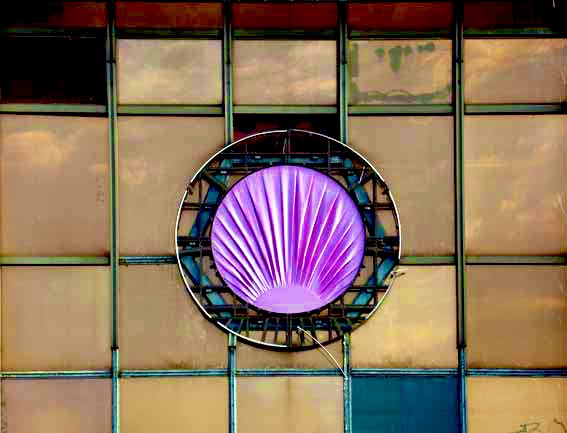 1990 wurde am 30. November der Abriss der Berliner Mauer offiziell vollendet. Sechs kurze Abschnitte blieben als Mahnmal stehen.