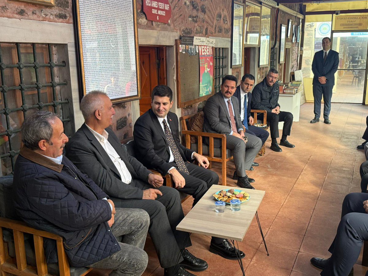 Hoca Ahmet Yesevi Vakfı Genel Merkezi’ni ziyaret ederek Vakıf Başkanımız ve MYK Üyemiz Sayın Davut Haskırış ağabeyimizle bir araya geldik.

Vakıf kurucumuz merhum Erdoğan Aslıyüce’yi rahmet, minnet ve hürmetle yâd ettik.

Türk dünyasına yönelik sürdürdükleri kıymetli hizmetler