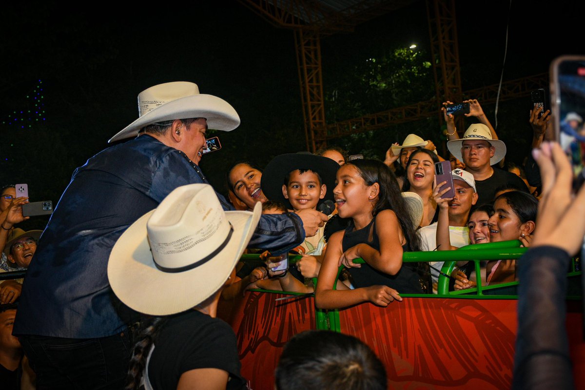 Durante el Festival Guayupe de Oro, Jhon Onofre se apoderó del escenario con una presentación llena de talento y calidad artística. 

El público de Fuentedeoro, disfrutó de esta celebración alrededor de la cultura llanera.