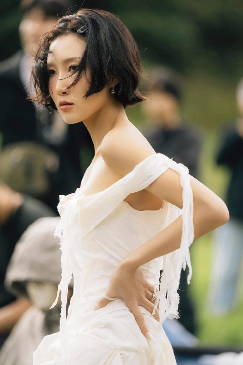 DYanjinlham's tweet image. Hwasa: Би хайртай хүнээсээ салахдаа яг үнэндээ “Баяртай” ч гэж хэлж чадаагүй. Тэр хүнээс хагацахдаа миний хэлж чадах үг бол “Баярлалаа” биш, цаашаа явахад нь туслах “Сайн яваарай” гэх л үг байсан… 

Энэ дууг хүмүүс сонсоод ганцхан хайраасаа хагацах тухай гэж бүү ойлгоосой. Харин…