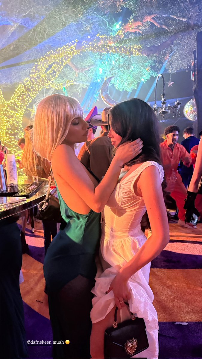 Friendship of Dafne Keen and Amanda Diaz