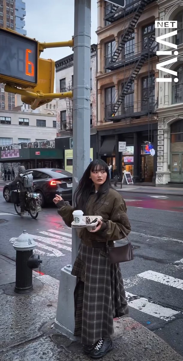 vivi_magazine's tweet image. 💬What makes you confident？
 【あなたの自信はどこから？】

#山﨑天 に突撃インタビュー in NY🗽❤️‍🔥
ViVi1月号撮影のためにニューヨークを訪れた天ちゃんが肌身離さず持っていたものって？
→instagram.com/reel/DRRbqQUEt…
#PR #KANEBO