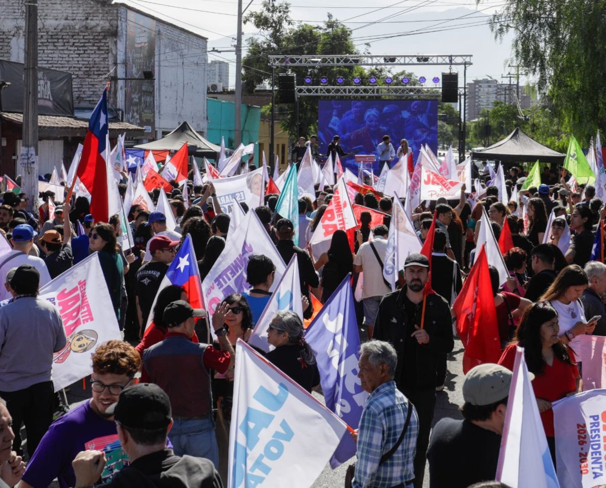 Informa3Chile's tweet image. ✨️✨️Lleno total de adherentes y Voluntarios en Carlos Valdovinos (Fuera del Bar Victoria), en Pedro Aguirre Cerda

En el Lanzamiento de Campaña de Segunda Vuelta de Jeannette Jara

#JaraGanaEnSegunda 
#SalvemosLaPGU