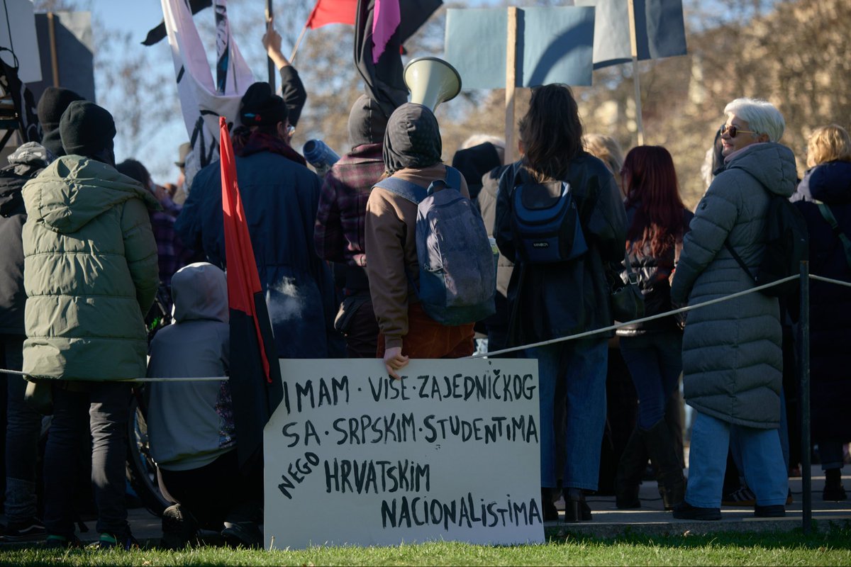 Masovni zagrebački marš protiv fašizma, nasilja i mržnje, za prava manjina, Srba, migranata…

Hodalo se i u Zadru, Dalmatinski marš, Puli i Rijeci. 

foto: Sandro Lendler