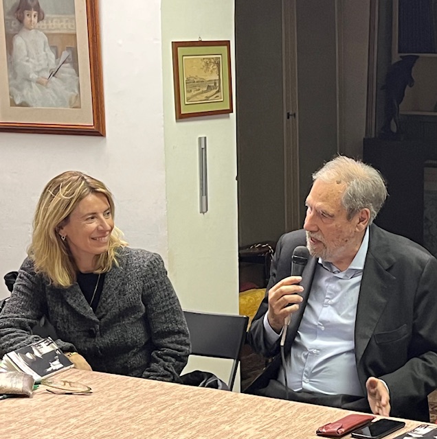 Fefe_Editore's tweet photo. Presentazione di AL RIPARO DALL'OMBRA, poesie di Andrea E. VISONE, prefaz. Prof. Claudio STRINATI, a Roma/Sala Margana. Con l'Autore la Prof.ssa Myriam TREVISAN Univ. Sapienza Roma e l'attrice Michela CARUSO (foto S.Teixeira). Il libro in libreria e QUI https://t.co/syP1SzJS0J... https://t.co/JL9zmTxmpq