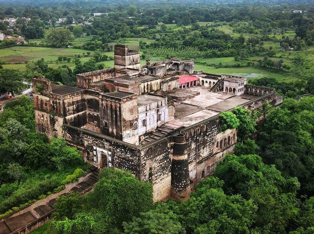 BiK596882's tweet photo. 😯👌"Barua Sagar Fort"- Jhansi , #UttarPradesh

🤷किले के पास 260 साल पुरानी "बरुआ सागर" झील है, जिसे उदित सिंह ने ही बनवाया था। 🥰🌺सुंदरता की एक नई मिसाल...!!

#Utterpardesh https://t.co/E3PyyUZQwr