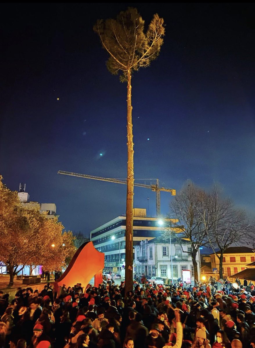 vitoriaa_news's tweet photo. Enquanto houver mundo, há de soar o grito nicolino 🥁🌲

Guimarães, eterna capital de Portugal 🇵🇹 https://t.co/S3MI9SC6Mu