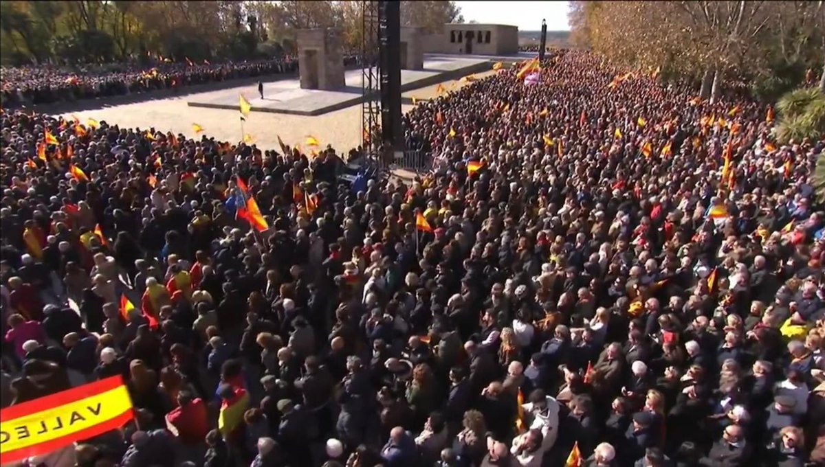 vitoquiles's tweet photo. Éxito rotundo en la concentración de esta mañana contra Pedro Sánchez. El hartazgo de la sociedad española ya no se puede tapar ni ocultar. ¡Hay que echarles! https://t.co/nIOeO0hDaP