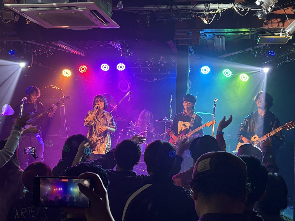 ZZ05150's tweet photo. #UTATANE #soundratt
ライブ終了😄
今回はPOPバンドのイベントだったので、いつもよりもお客さんは大人しめのノリだったかな😃
でも皆さん演奏も上手で楽しく盛り上げてくれてとても楽しいライブでした😊
写真はUTATANE以外の共演の3バンド😃 https://t.co/i7SwguQbaC