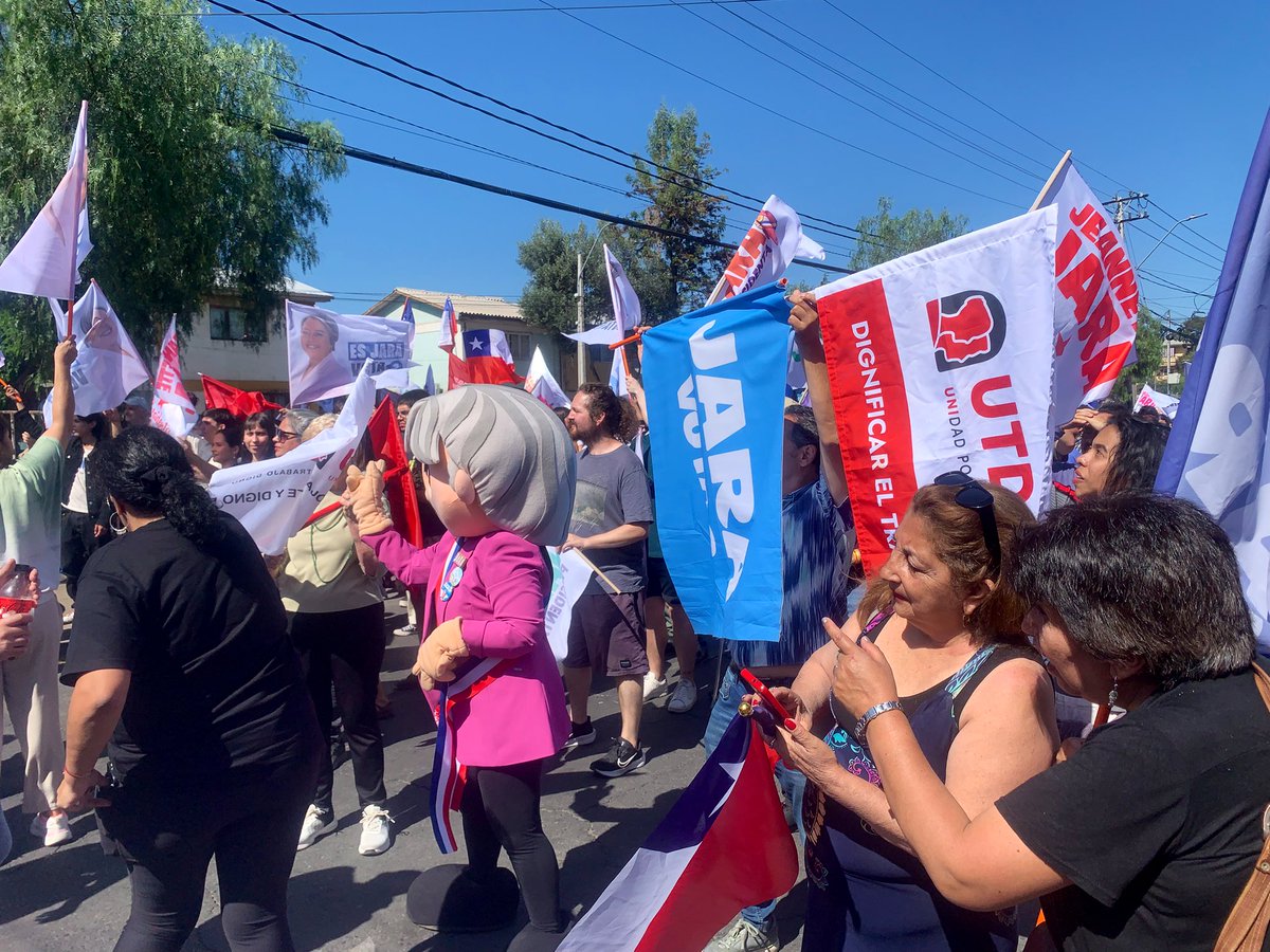 📍🚨🗣️Con toda la esperanza Comando UNI-UTD “Trabajadorxs por JJara” estamos acompañando a nuestra candidata <a href="/jeannette_jara/">Jeannette Jara Román</a>  en el lanzamiento de campaña:segunda vuelta🫶💪
❇️Hoy es un día de puerta a puerta, volanteo y múltiples actividades.
#aponerlebueno📣
#JaraGanaEnSegunda