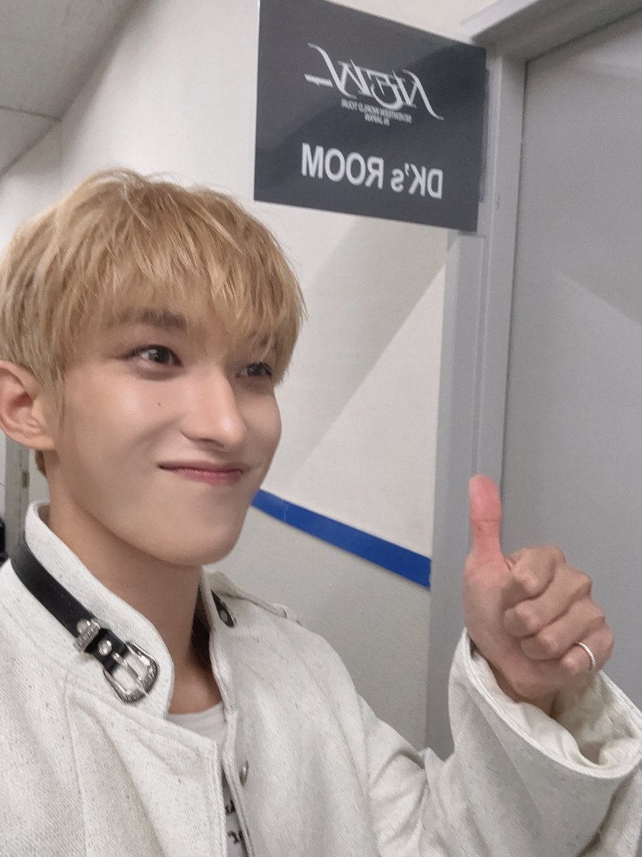 wonudupe's tweet image. i think they really gave dk his own room for him to vocalize/practice during concerts js like what they mentioned in the gose podcast last week 😸 THIS IS SOOOOO CUTE HELPPPP