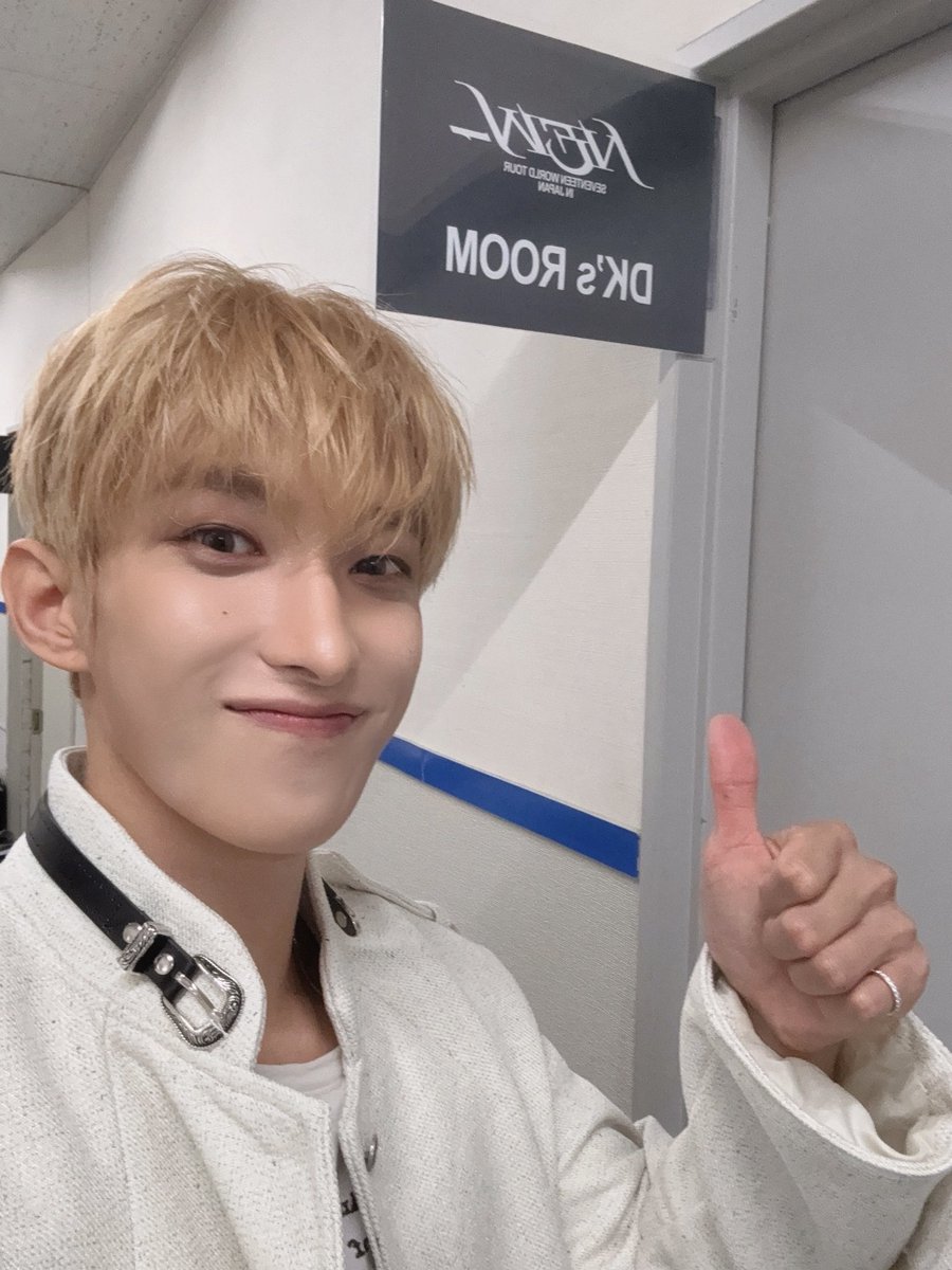 wonudupe's tweet image. i think they really gave dk his own room for him to vocalize/practice during concerts js like what they mentioned in the gose podcast last week 😸 THIS IS SOOOOO CUTE HELPPPP
