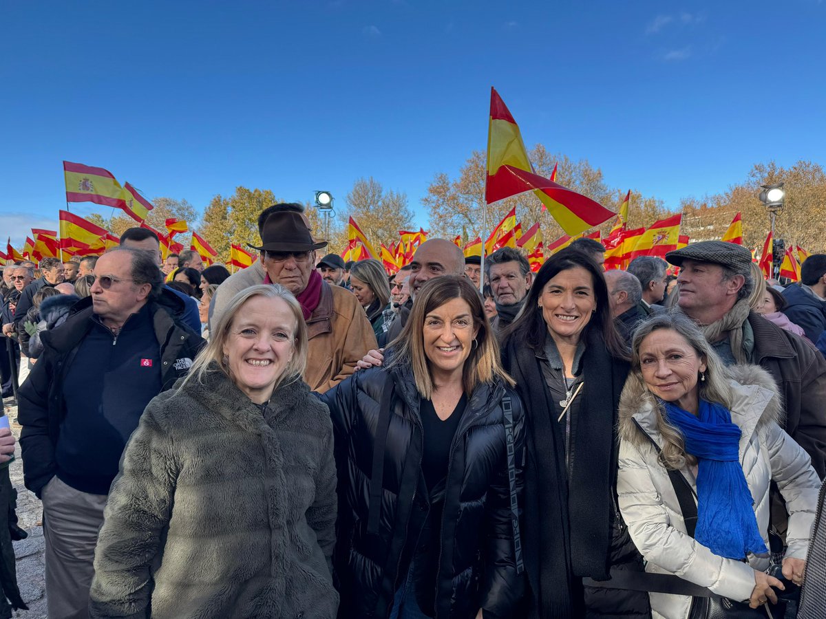 Miles de personas hemos salido a la calle para decir que España no puede ser gobernada por una banda.
Así no podemos seguir ni un día más, con el sanchismo en prisión y este nivel de corrupción política, económica, moral e institucional. 
Reclamamos #EleccionesYa