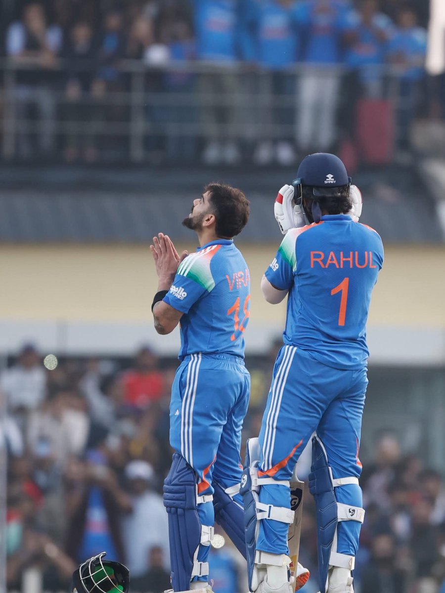 DhirajKumar___'s tweet image. Thala For a Reason 🔥

Century No 52 for virat🤩
5+2=7 thala for a reason
#msdhoni #viratkohli