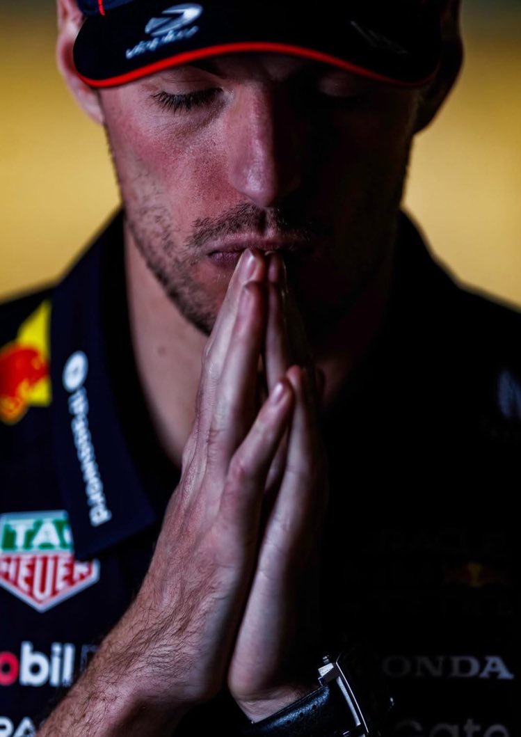 AlertaF1's tweet photo. "Diosito nunca te pido nada pero haz que se choquen los naranjas para poder llegar a Abu Dhabi con posibilidades de que logre el 5o campeonato, gracias y amén" https://t.co/LzqufHDJc9