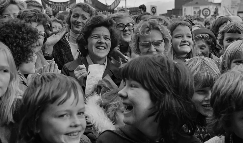 sazankaQ's tweet image. 11/29シアター・イメージフォーラムにてパメラ・ホーガン『女性の休日　THE DAY ICELAND STOOD STILL』。今から半世紀も前にアイスランドの女性の90%が当時《女性の役割》とされた家事を含む仕事一切を放棄して首都レイキャビクに集結、後の女性の地位向上へと繋げた一日を振り返るドキュメンタリー。