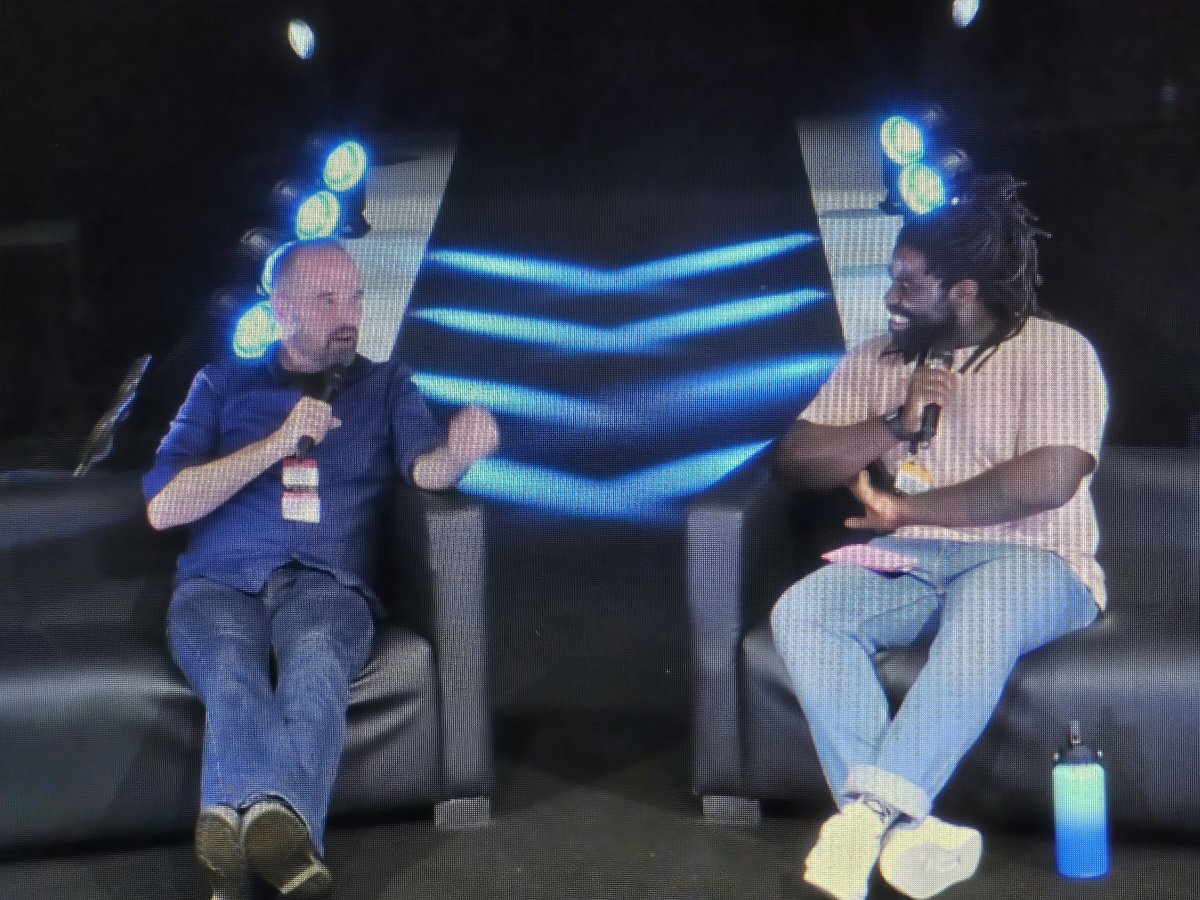 ZephyrWargames's tweet image. Its funny how things line up...
For context, I accidentally cosplayed Wallace at YCS Bologna.
Now im here directing a panel with the voice of Wallace Ben Whitehead at MCM