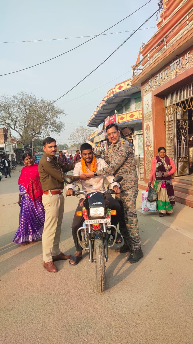 आज दिनांक 30.11.25 को सड़क दुर्घटनाओं को रोकने और यातायात नियमों का पालन सुनिश्चित करने के उद्देश्य से लातेहार पुलिस के द्वारा बिना हेलमेट एवं सिट बेल्ट लगाएं यात्रा करने वाले लोगों को फूल माला पहनाकर उन्हें ट्रैफिक नियमों के महत्व के बारे में बताया गया।