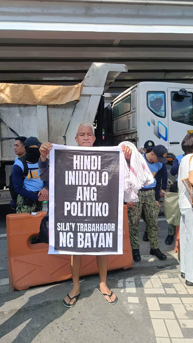 Homeboy56581258's tweet image. Buti pa si Tatay, matalino. Yung mga DDS, puro bobo