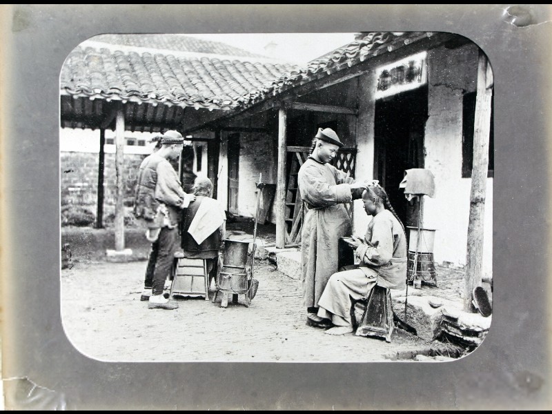 SOAS_SpecColl's tweet image. Barbers in China, photographed by tea trader  J C Oswald in late C19th China #EYABeauty