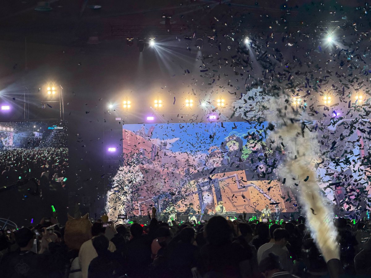 블루 아카이브 4주년 페스티벌 2일차, 사운드 아카이브 밴드분들과 함께했습니다! 많은 배려 속에서 함께 편곡하고 무대에 설 수 있어서 정말 영광이었습니다! 그리고 마지막까지 함께 뜨겁게 즐겨주신 모든 선생님들 정말 감사합니다!☺️🙏💖