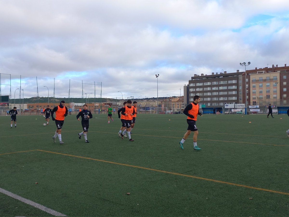 El equipo ya calienta sobre el Sergio Asenjo!!
