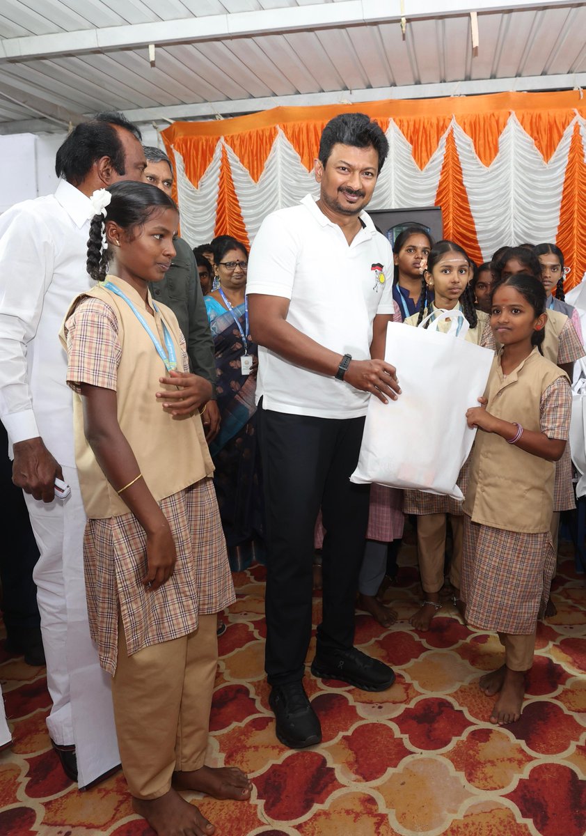 Udhaystalin's tweet image. மாண்புமிகு முதலமைச்சர் @mkstalin அவர்கள் தலைமையிலான #திராவிட_மாடல் அரசு, ‘கல்வியில் சிறந்த தமிழ்நாடு’ என்பதில் உறுதியுடன் செயல்பட்டு வருகிறது.

அந்த வகையில், இன்றைய தினம் நாம் ஈரோட்டிற்கு வந்திருந்த போது, வெள்ளோடு அரசு மேல்நிலைப்பள்ளிக்குச் சென்றிருந்தோம். அங்குள்ள மாணவர்களைச்…