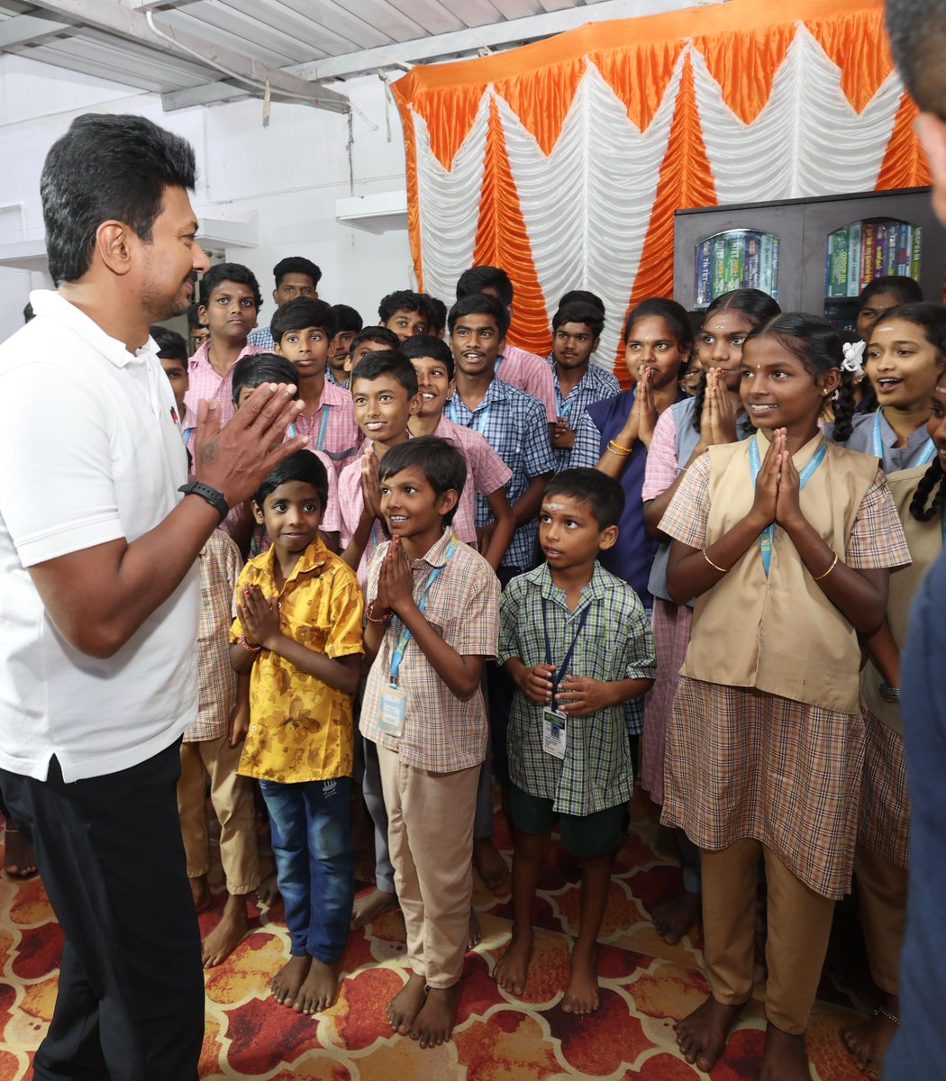 Udhaystalin's tweet image. மாண்புமிகு முதலமைச்சர் @mkstalin அவர்கள் தலைமையிலான #திராவிட_மாடல் அரசு, ‘கல்வியில் சிறந்த தமிழ்நாடு’ என்பதில் உறுதியுடன் செயல்பட்டு வருகிறது.

அந்த வகையில், இன்றைய தினம் நாம் ஈரோட்டிற்கு வந்திருந்த போது, வெள்ளோடு அரசு மேல்நிலைப்பள்ளிக்குச் சென்றிருந்தோம். அங்குள்ள மாணவர்களைச்…