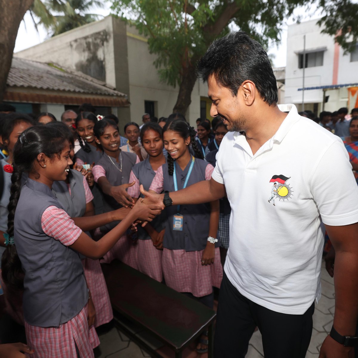 Udhaystalin's tweet image. மாண்புமிகு முதலமைச்சர் @mkstalin அவர்கள் தலைமையிலான #திராவிட_மாடல் அரசு, ‘கல்வியில் சிறந்த தமிழ்நாடு’ என்பதில் உறுதியுடன் செயல்பட்டு வருகிறது.

அந்த வகையில், இன்றைய தினம் நாம் ஈரோட்டிற்கு வந்திருந்த போது, வெள்ளோடு அரசு மேல்நிலைப்பள்ளிக்குச் சென்றிருந்தோம். அங்குள்ள மாணவர்களைச்…