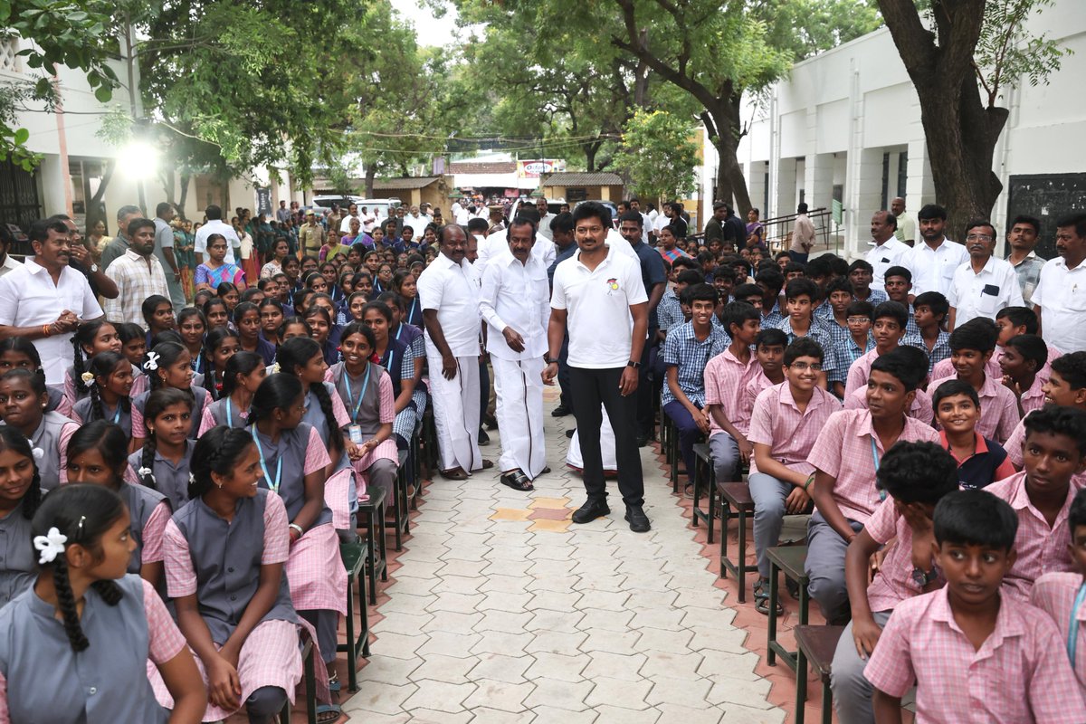 Udhaystalin's tweet image. மாண்புமிகு முதலமைச்சர் @mkstalin அவர்கள் தலைமையிலான #திராவிட_மாடல் அரசு, ‘கல்வியில் சிறந்த தமிழ்நாடு’ என்பதில் உறுதியுடன் செயல்பட்டு வருகிறது.

அந்த வகையில், இன்றைய தினம் நாம் ஈரோட்டிற்கு வந்திருந்த போது, வெள்ளோடு அரசு மேல்நிலைப்பள்ளிக்குச் சென்றிருந்தோம். அங்குள்ள மாணவர்களைச்…