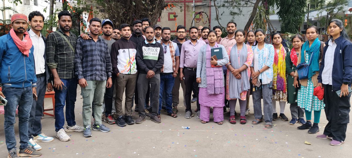 शिक्षक भर्ती के सम्बन्ध में आगामी रणनीति हेतु आज बैठक सम्पन्न हुआ,जिसमे दाऊद खान,श्रवण साहू,अरविंद आर्य,गीता सारथी,पूजा सागर सहित अन्य साथीगण बड़ी संख्या में उपस्थित रहें। #cgdedbedsangh #33000shikshakbharti #news #chhattisgarh #cgviral <a href="/bhupeshbaghel/">Bhupesh Baghel</a> <a href="/TS_SinghDeo/">T S Singhdeo</a> <a href="/vishnudsai/">Vishnu Deo Sai</a>