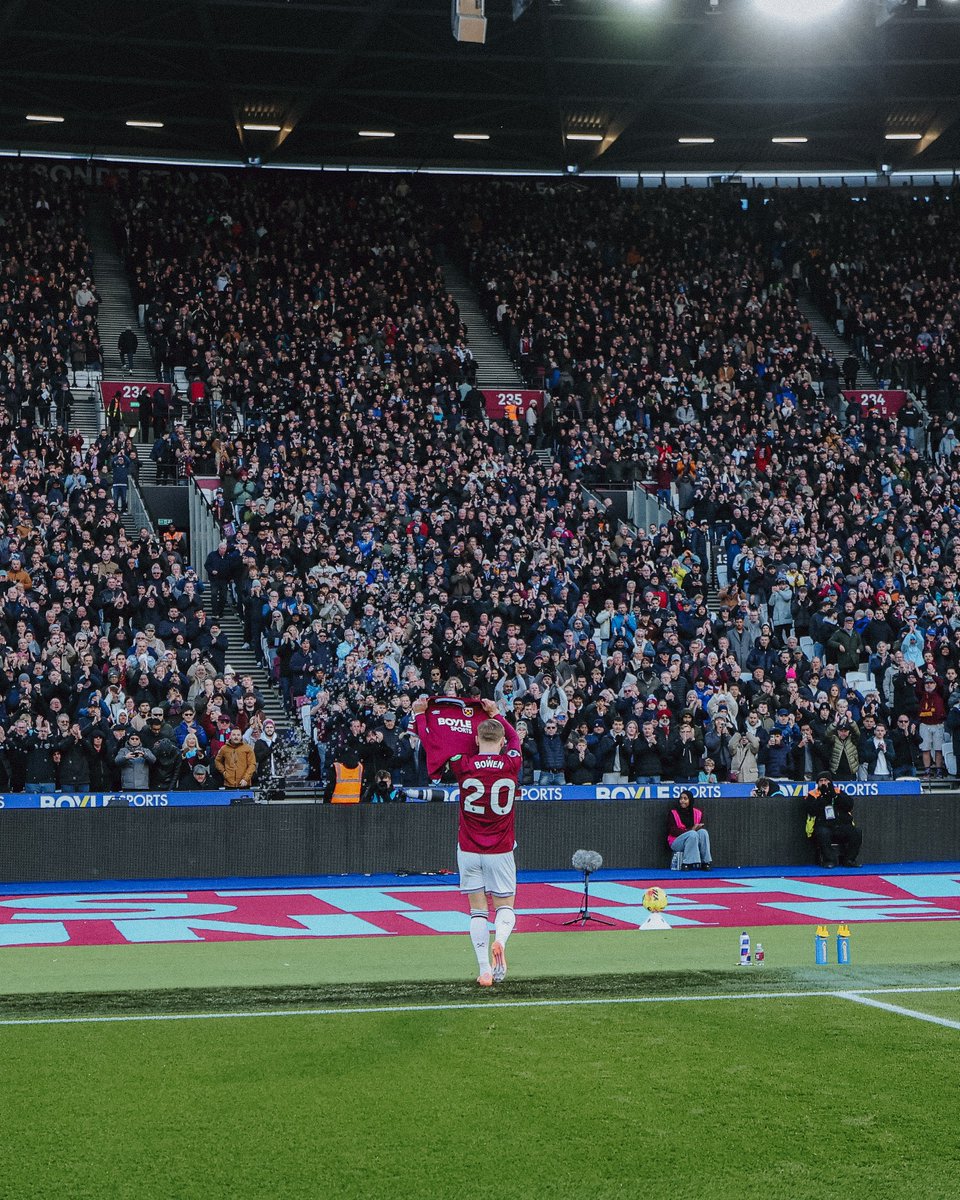 From one captain to another ❤️

Jarrod Bowen pays respect to the late Billy Bonds, in front of the stand named after him.