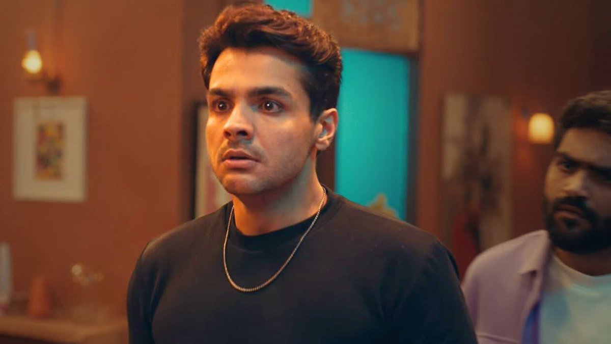 किसी भी कलाकार को अगर अपने हुनर से कमाई करनी हो, तो आज़ादी अक्सर समझौते की मेज़ पर गिरवी रखनी पड़ती है।

लेखक को लगता है कि एक्टर मौज में है, एक्टर निर्देशक की किस्मत पर जलता है, और निर्देशक प्रोड्यूसर की लाइफ़ को ultimate luxury package समझते हैं।
पर असल में? पूरी क्रिएटिव चेन