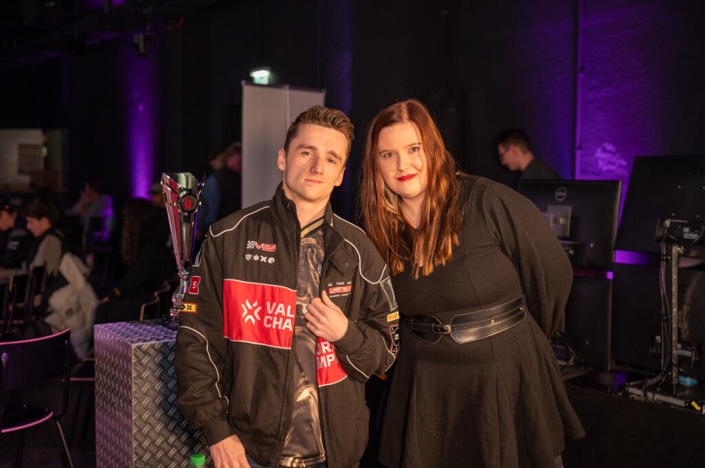 CGN LeeoV tweet media