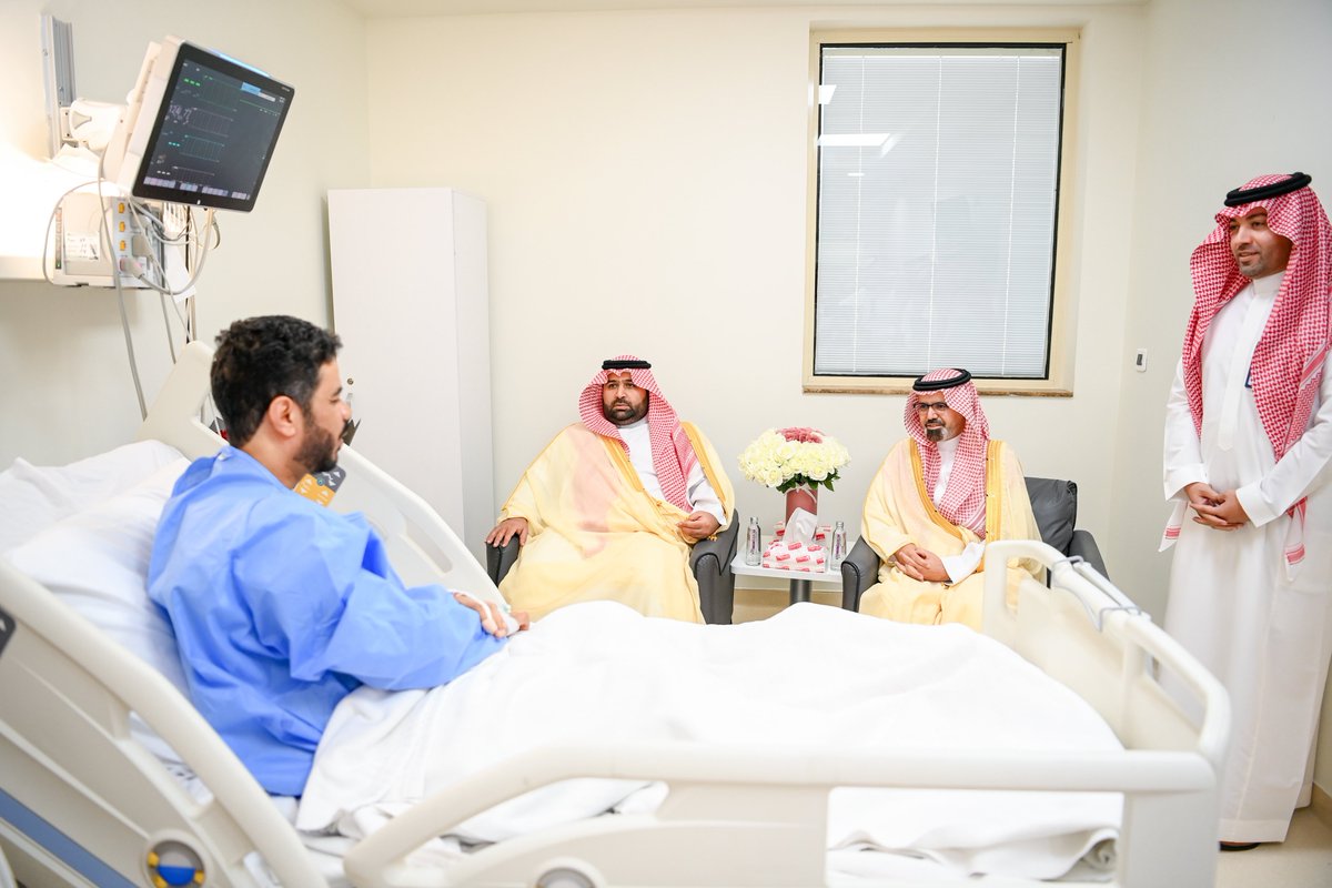 سمو أمير منطقة جازان
#محمد_بن_عبدالعزيز
وسمو نائبه الأمير
#ناصر_بن_محمد
يطمئنان على صحة مدير عام التعليم بمنطقة جازان ملهي عقدي، خلال زيارتهما له بمستشفى جازان العام، إثر تعرضه لوعكة صحية.