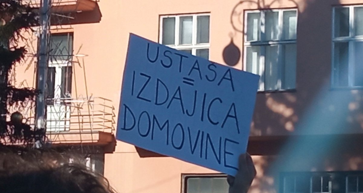 'Ne boj se! Nisi sam! Ima i drugih nego ti
koji nepoznati od tebe žive tvojim životom.
I ono sve što ti bje, ču i što sni
gori u njima istim žarom, ljepotom i čistotom.'
Tin Ujević
#antifašizam #zagreb