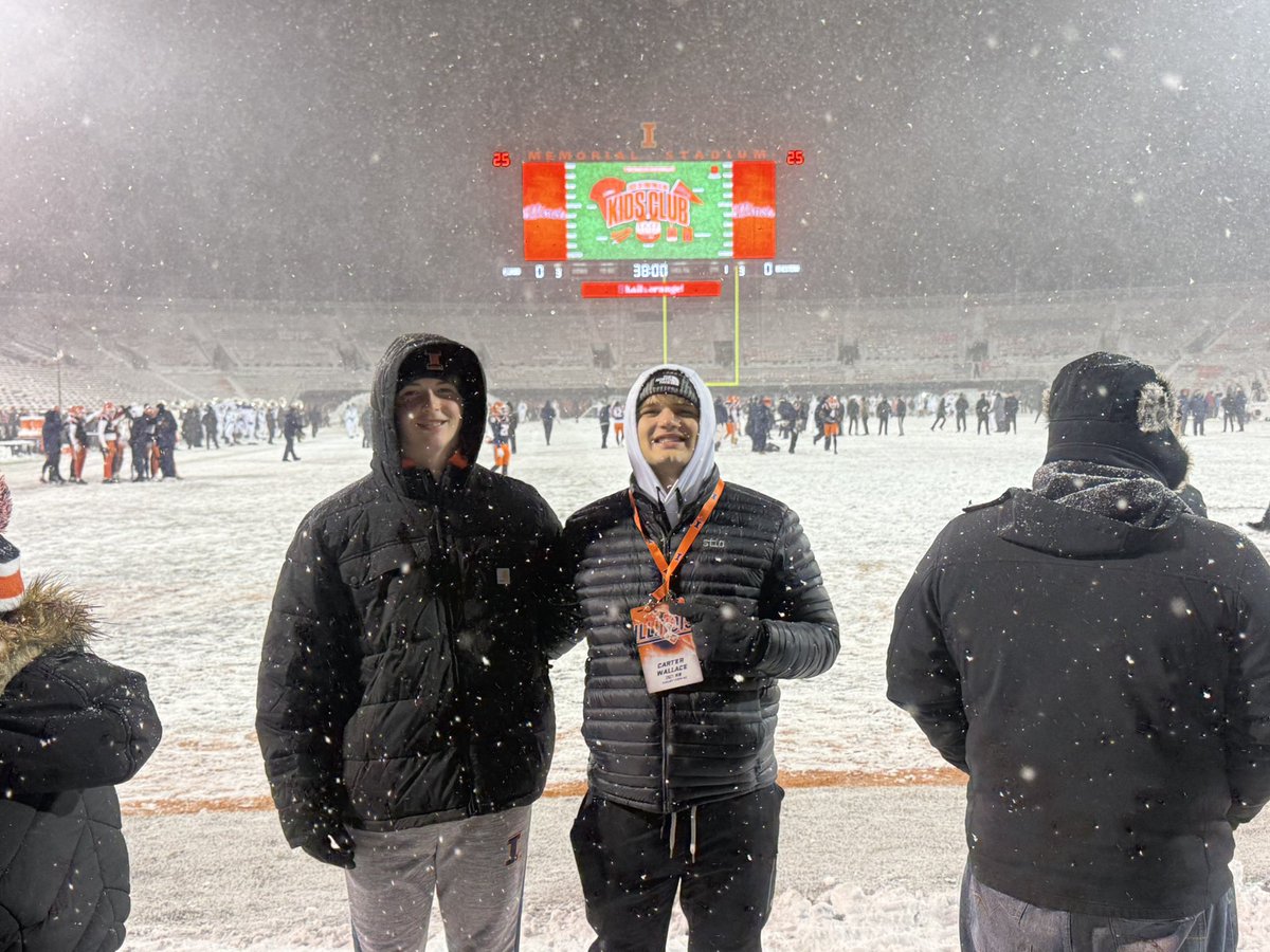 TyFlorey27's tweet image. Appreciate @IlliniFootball for hosting me again this weekend. Always fun taking in a game with teammate @CarterWallace27 , first time hanging out in a blizzard but it was still great! 
I-L-L
#recruittheview