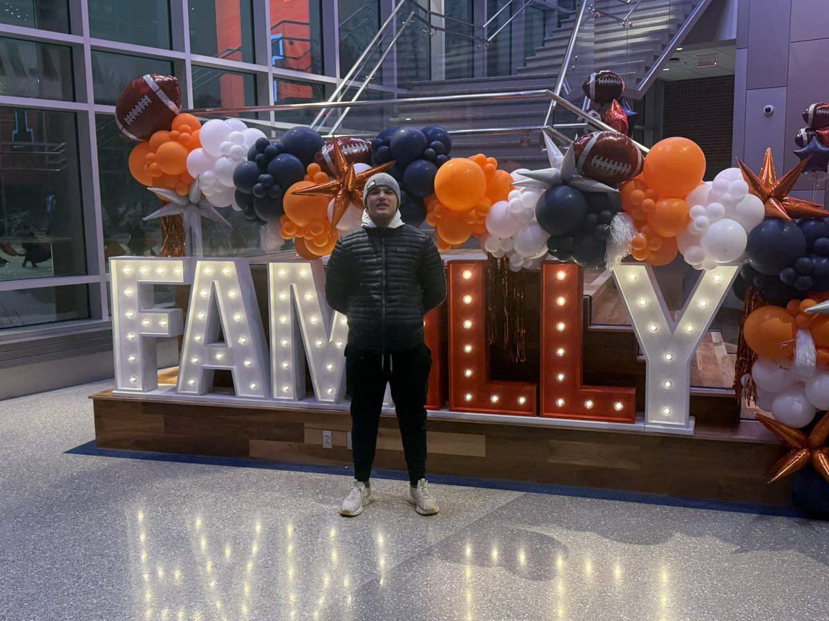 TyFlorey27's tweet image. Appreciate @IlliniFootball for hosting me again this weekend. Always fun taking in a game with teammate @CarterWallace27 , first time hanging out in a blizzard but it was still great! 
I-L-L
#recruittheview