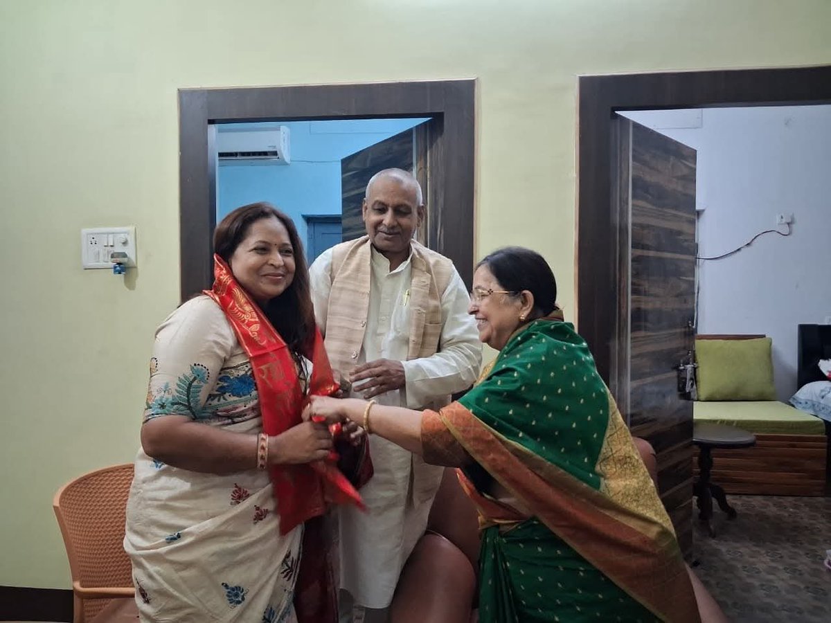 आज भारतीय जनता पार्टी की वरिष्ठ नेत्री, हमारी मार्गदर्शक एवं आदरणीय अभिभावक, पूर्व माननीय सांसद श्रीमती मीना सिंह जी से शिष्टाचार भेंट का सौभाग्य प्राप्त हुआ। उनका स्नेहिल आशीर्वाद और नए कार्यकाल की ज़िम्मेदारियों के लिए मिला मार्गदर्शन मेरे लिए अत्यंत प्रेरणादायी है।

उनकी