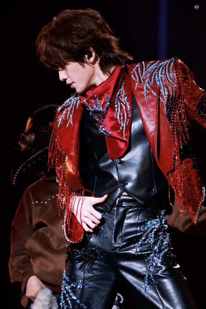Yueshen33's tweet photo. 老公的身材穿皮衣皮裤就是骚上加骚
所有人拿出智能手机给全场唯一daddy羊1投票💦 https://t.co/a6bUKsFqDO