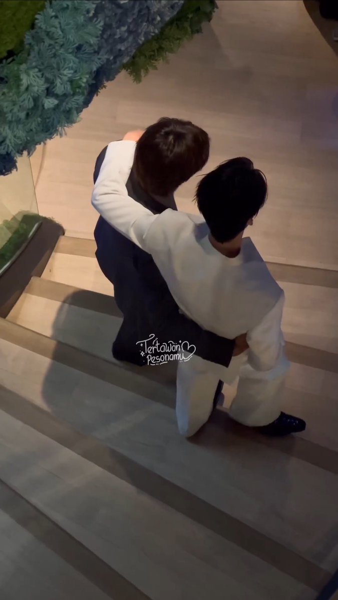 jnn20_04's tweet photo. Siam lights up even more whenever JoongDunk appear together bringing warm happiness 🐰

JOONGDUNK AT SIAM PARAGON

#SiamParagon20thAnniversaryxJoongDunk https://t.co/t8yRZJTXsr